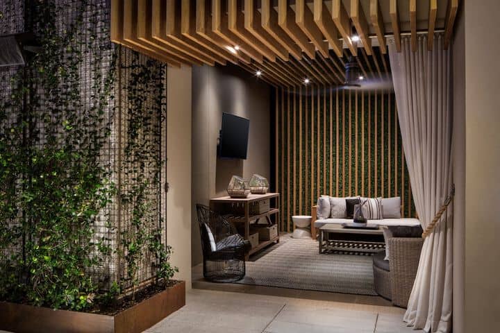 Lobby lounge