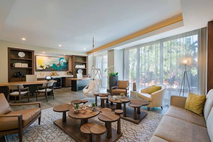 Lounge 171 of 246